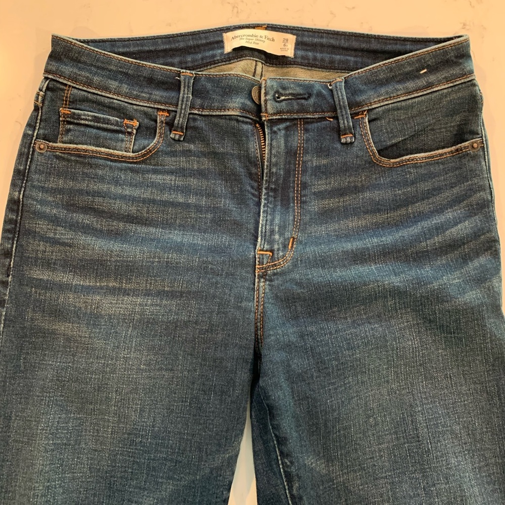 A&F Mid-Rise Super Skinny Distressed Jeans, Size 6 - Picture 4 of 8